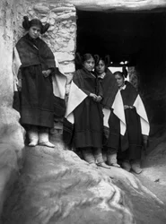 unga Hopi-indianer i byn Walpi (Arizona)