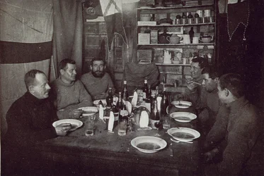 The Men, Midvinterdagsmiddag, British Antarctic Expedition, Cape Evans, 22 juni 1912 (s/v foto)