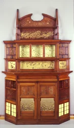 Harmony in Yellow and Gold: The Butterfly Cabinet, 1877-78 (olja på mahogny med gult kakel, mässingslister och glas)