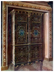 Armoire i ebenholts med inlägg av graverad mässing och vit metall, 1910.