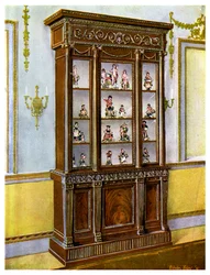 Sniden porslinsfodral i mahogny influerad av Adam Brothers, 1911-1912.