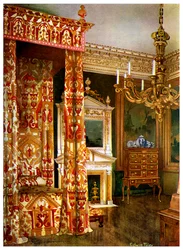 Queen Annes säng, byrå på stativ och en träkandelaber, 1910.