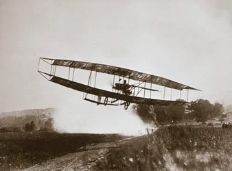 Den amerikanske flygaren Glenn Curtiss gjorde den första flygningen tyngre än luften i sin "June Bug", 1908