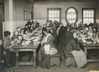 Invandrare serverade en gratis måltid på Ellis Island, ca 1906 (s/v foto)