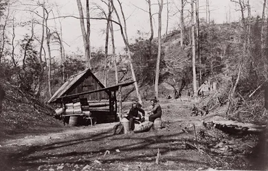 [En facklig station vid James River etablerad för att utvinna krut från konfedererade ..., 1864.