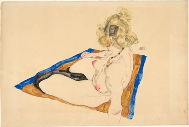 Blond naken sittande på en brun matta med blå kant, 1912.