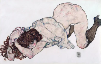 Knästående flicka, vilar på båda armbågarna - Schiele, Egon (1890-1918) - 1917 - Svart krita, Gouache på papper - 28,7x44,3 - Leopold Museum, Wien