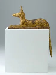 Anubis i form av en liggande schakal, 26:e-25:e dynastin, sen period, 715-525 f.Kr. (trä med gesso och förgyllning)