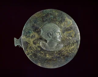 Gjuten bronsspegel med hellenistisk byst av en kvinna i relief, 100 f.Kr. - 100 e.Kr. (gjuten brons med inskuren dekor)