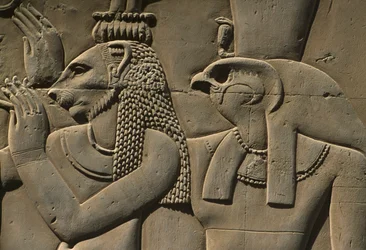 Detalj av en relief, sten med Bastet och Horus