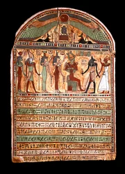 Egyptisk antikvitet: en översteprästs begravningsstele: Osiris välkomnar den avlidne närvarande i Anubis, bakom honom gudarna Isis, Nephtis (Nephtys eller Neftis), Horus, Hathor. 3:e-2:a århundradet f.Kr. turin, egyptiskt museum - egyptiska antikviteter: b