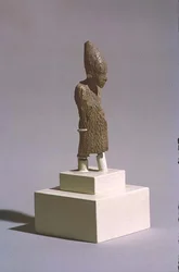 Figur av en kung som bär den vita kronan av övre Egypten och kappan från Sed-festivalen, från Osiris tempel, Abydos, tidig dynastisk period, ca 3000 f.Kr. (se även 23814)