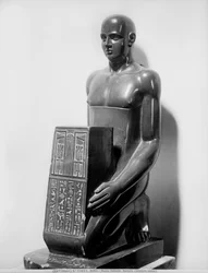 Naophorous staty av en man (basalt)