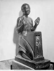 Naophorous staty av en man (basalt)