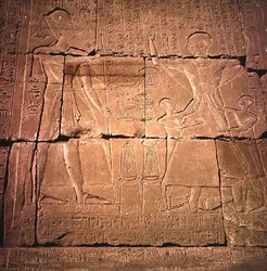 Relief föreställande en farao och hans familj (sandsten) (se även 59220)