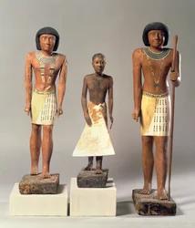 Tre statyer av Metjetji, möjligen från Sakkara, Gamla riket, från sena 5:e till tidiga 6:e dynastin (ca 2360-2340 f.Kr.)