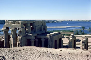Vy över det romerska och ptolemaiska dubbeltemplet för Sobek och Haroeris vid Nilen.