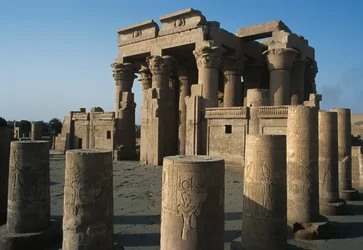 Utsikt över det romerska och ptolemaiska dubbeltemplet Sobek och Haroeris vid Nilen