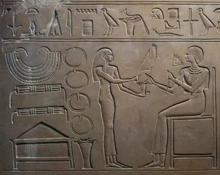 Detalj av lättnad med tjänare som visar juveler till drottningen, från Sarcophagus of Queen Kawit, Temple of Mentuhotep II, Deir el Bahari, Egypten