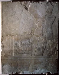 Relief föreställande Mentuhotep III (c.2004-c.1992 f.Kr.) som tillägnar offer, Middle Kingdom, c.1982-1970 BC (kalksten)