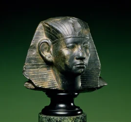 Huvud av kung Amenemhat III, från Assuan, Mittens rike, 1842-1797 f.Kr. (mörk fossil kalksten)