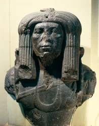 Byst av Amenemhat III (Nimaat Re eller Ammenemes III), avbildad som präst, från Faiyum, Mellersta riket, 12:e dynastin