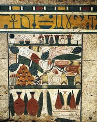 Gipsad, målad träpaneldetalj med hög av begravningsoffer, från Sarcophagus of Ibi