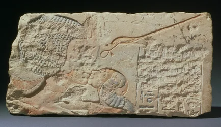 A Kiss, en relief av drottning Nefertiti som kysser en av hennes döttrar, från Hermopolis, New Kingdom, Amarna Period (målad kalksten)