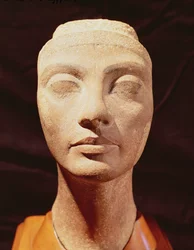 Ett kungligt huvud, möjligen av Nefertiti, från Memphis, New Kingdom (kvartsit) (se även 158683)