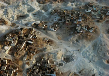 Flygfoto över den arkeologiska platsen Qurna, Sheikh Abd el-Qurna, Theban Necropolis, Egypten, Nya riket, dynasti XVIII-XIX