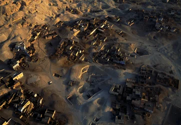Flygfoto över den arkeologiska platsen Qurna, Sheikh Abd el-Qurna, Theban Necropolis, Egypten, Nya riket, dynasti XVIII-XIX