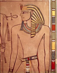 Amenhotep II (c.1427-1392 f.Kr.) med en ankh som höjs till sina läppar, från sarkofagkammaren i hans grav, New Kingdom (målad kalksten)