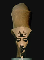 Amenhotep IV, med dubbel krona...