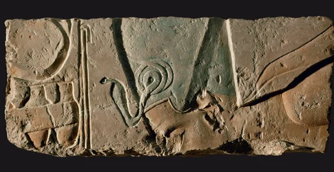 Amenophis IV Akhnaton tillber solen (kalkstensrelief)