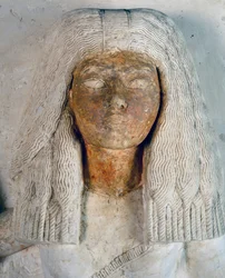 Aniuias ansikte, skriftläraren Meryneiths fru, detalj från dubbelstatyn av översteprästen Meryneith och hans fru Aniuia, målad kalksten från Akhenatens regeringstid, Saqqara. Egyptisk civilisation, Nya kungariket, Dynasti XVIII.