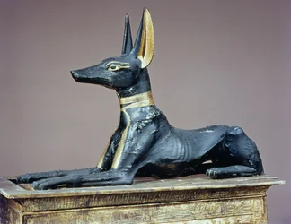 Anubis, egyptisk gud över de döda från en kista i form av en helgedom, från Tutankhamons grav (ca 1370-52 f.Kr.), Nya riket (trä)