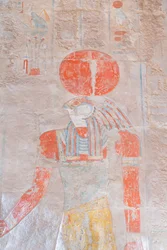 Basreliefsnideri av solguden Ra, Hatshepsut-templet i Deir Al Bahari, Luxor, Egypten (foto)