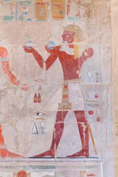 Basreliefbild som visar en farao som ger offer, Hatshepsut-templet i Deir Al Bahari, Luxor, Egypten (foto)