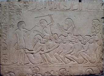 Svarta fångar omgivna av beväpnade vakter, relief från Horemhebs memfitiska grav i Sakkara, egyptisk civilisation, Nya riket, XVIII:e dynastin