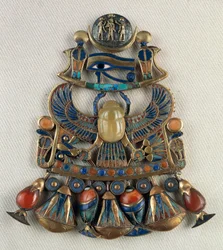 Bröstplåt med sol- och månemblem, från Tutankhamuns grav, Thebe, Egypten, Guldsmideskonst, Egyptisk civilisation, Nya riket, XVIII:e dynastin