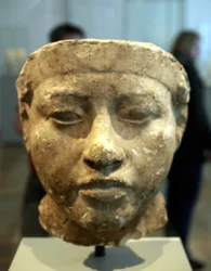 Byst av Nefertiti (c1370-c1330 f.Kr.) Stor kunglig hustru (huvudgemål) till den egyptiske farao Akhenaton. Nefertiti och hennes man var kända för en religiös revolution. De började dyrka en enda gud, Aten, solens skiva.