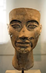 Byst av Nefertiti (c1370-c1330 f.Kr.) Stor kunglig hustru (huvudgemål) till den egyptiske farao Akhenaton. Nefertiti och hennes man var kända för en religiös revolution. De började dyrka en enda gud, Aten, solens skiva.