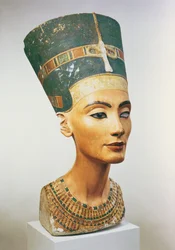 Byst av drottning Nefertiti, från skulptören Thutmoses ateljé i Tell el-Amarna (målad kalksten) (se även 114019, 114020 & 267404)