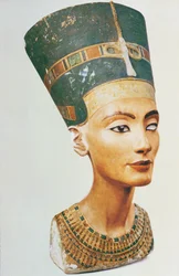 Byst av drottning Nefertiti, från skulptören Thutmoses ateljé i Tell el-Amarna (målad kalksten) (se även 114018, 114019 & 114020)