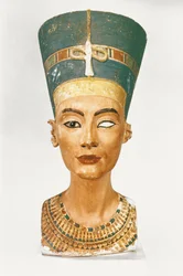 Byst av drottning Nefertiti, framifrån, från skulptören Thutmoses ateljé i Tell el-Amarna