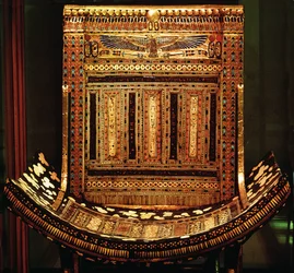 Tutankhamons ceremoniella stol, detalj av den böjda sitsen och ryggstödet, Nya riket, ca 1325 f.Kr. (detalj av 59232)
