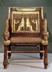 Stol som tillhör prinsessan Satamun, dotter till Amenophis III, New Kingdom, ca 1391-1353 f.Kr. (trä & förgylld brons)