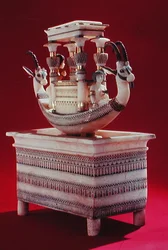 Kista med en båt dekorerad med två huvuden av en syrisk stenbock och två kvinnofigurer som tros vara prinsessan Mutnedjmet, från Tutankhamons grav (ca 1370-1352 f.Kr.) Nya kungariket (alabaster) (se även 14)