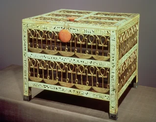 Kassa från skattkammaren för Tutankhamons grav (ca 1370-52 f.Kr.) Nya kungariket (trä & elfenben med applicerat guld & silver)
