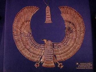 Krage i form av gamgudinnan Nekhbet, från Tutankhamons grav (ca 1370-52 f.Kr.) Nya kungariket (guld inlagt med halvädelstenar) (se även 227994)
